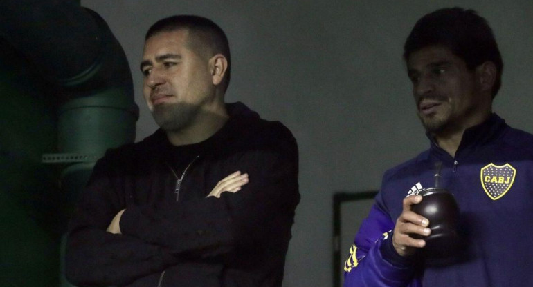 Juan Román Riquelme, vicepresidente de Boca y Hugo Ibarra. Foto: Twitter.