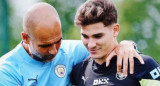 Pep Guardiola y Julián Álvarez. Foto: NA.