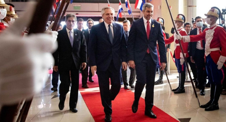 Alberto Fernández junto a Mario Adbo Benítez, en la llegada a la cumbre del Mercosur. Foto: Presidencia.