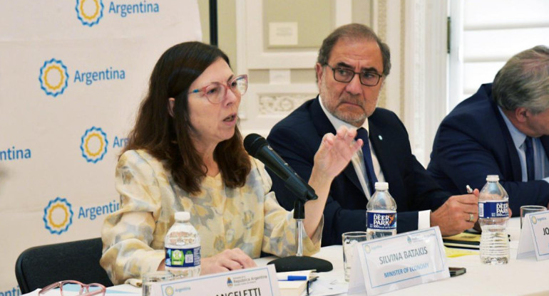 Silvina Batakis, ministra de economía junto a inversores. Foto: NA.