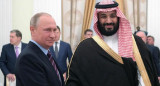 El príncipe Mohammed bin Salman (d) saluda al presidente ruso Vladímir Putin, EFE