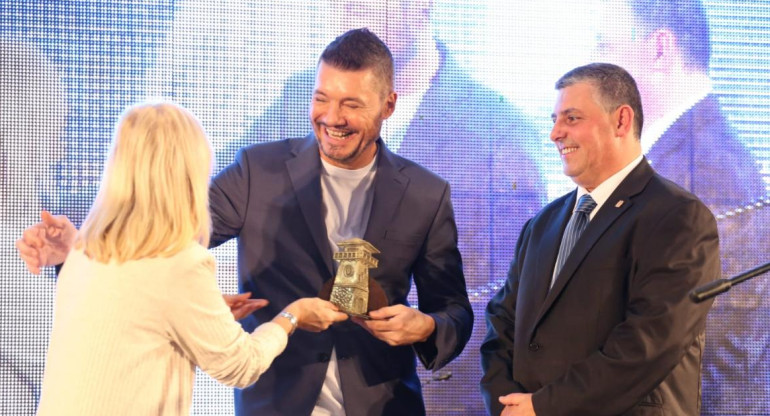 Marcelo Tinelli recibió un reconocimiento en Punta del Este en manos de la vicepresidenta. Foto: Diego Larrosa