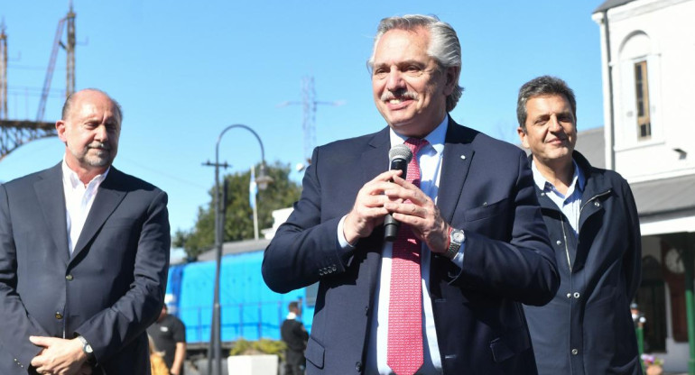 Alberto Fernández junto a Omar Perotti y Sergio Massa. Foto: NA.