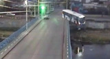 Colectivo que cae de un puente en Córdoba. Foto: captura video.