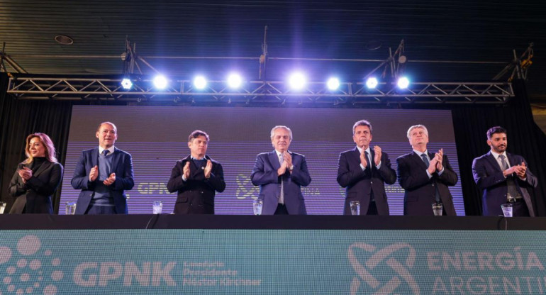 Alberto Fernández encabezó firma de contratos para el Gasoducto Néstor Kirchner. Foto: NA.