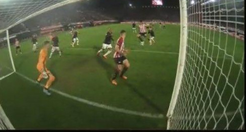 Revisión del VAR sobre el gol de Estudiantes ante Paranaense. Foto: Captura de video.