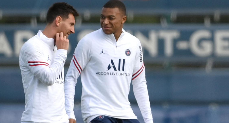 Kylian Mbappé y Lionel Messi, PSG, fútbol internacional. Foto: EFE.