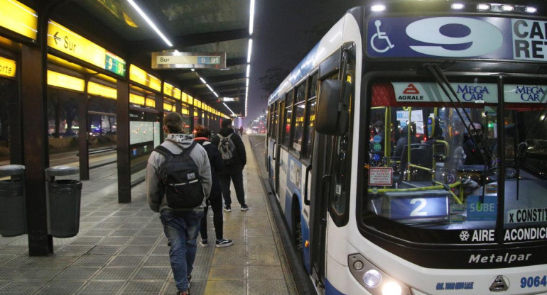 Colectivos, servicio nocturno. Foto: NA.