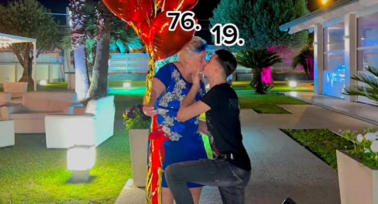 Le propuso casamiento a su novia de 76 años. Foto: captura de video.