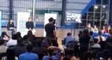 Mensaje de un joven a Jorge Capitanich en una visita a la escuela. Foto: Captura de video.