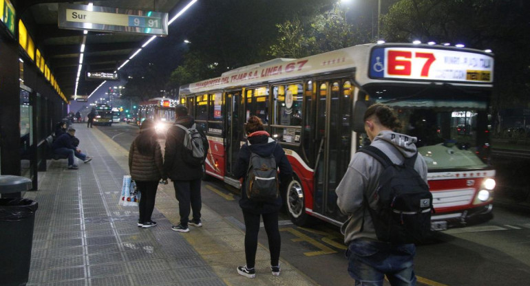 Colectivos, servicio nocturno. Foto: NA.