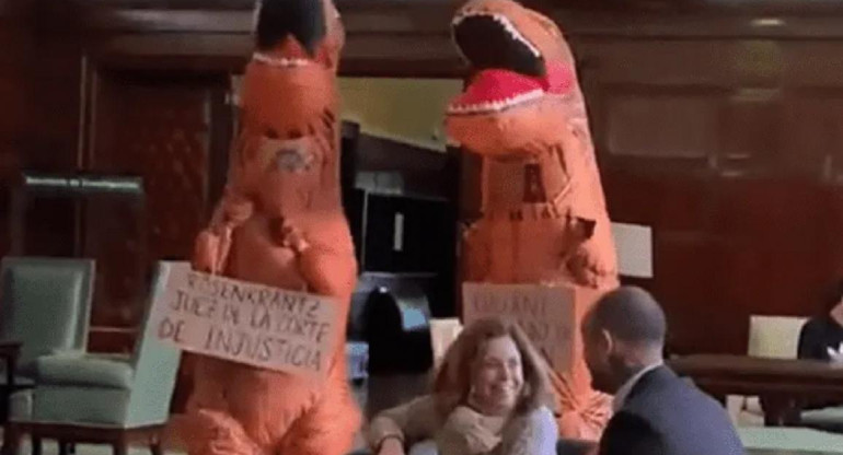 Dinosaurios en la UBA. Foto: captura de video.