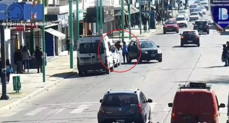 Momento de la agresión del docente al agente de tránsito. Foto: captura video.