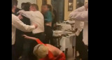 Pelea de dos hombres en un restaurante de Caballito. Foto: captura video