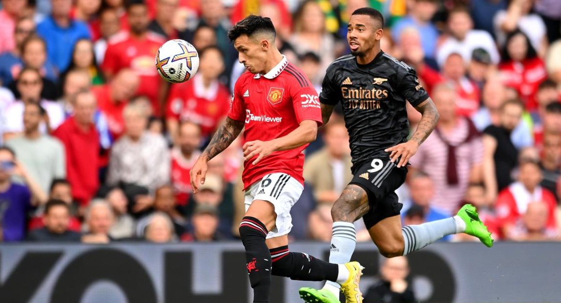 Lisandro Martínez titular en el triunfo ante Arsenal. Foto: Twitter @ManUtd.