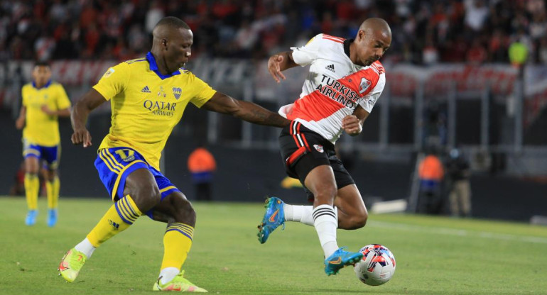 Nicolás de la Cruz vs. Luis Advíncula en el Superclásico. Foto: NA.