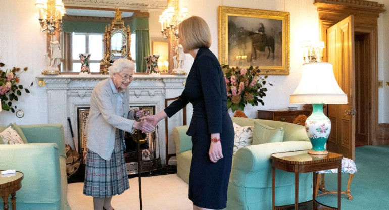 Liz Truss saluda a la reina_Reuters