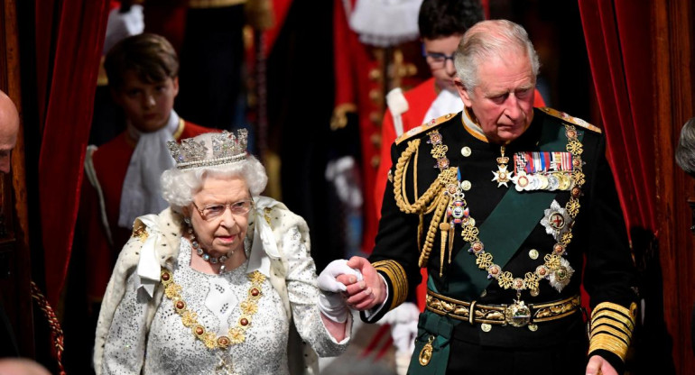 Príncipe Carlos y la Reina Isabel II de Inglaterra. Foto: REUTERS.