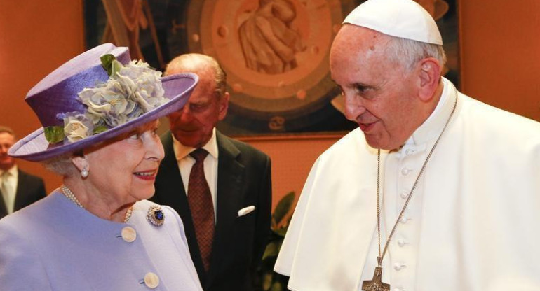 Reina Isabel y papa Francisco. Foto: REUTERS
