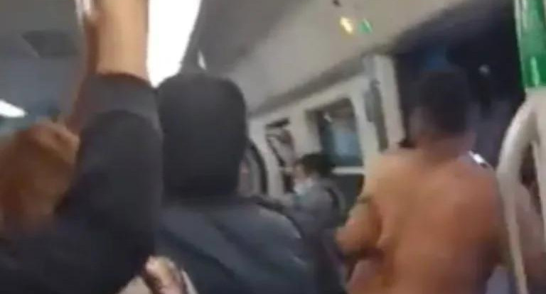 Pelea en el tren Sarmiento entre barrabravas y vendedores ambulantes. Foto: Captura de video