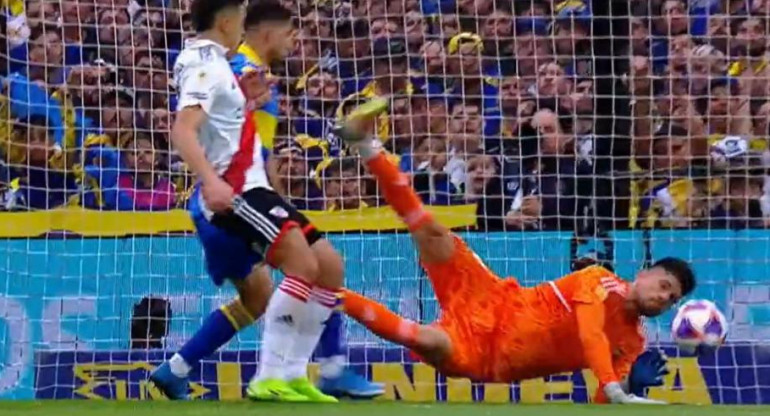 La importante atajada de Rossi en el Superclásico. Foto: captura de video.