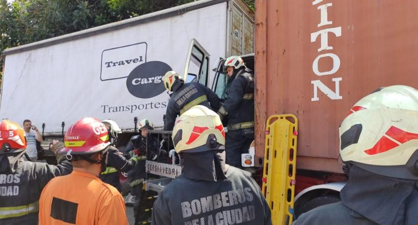 Choque de camiones en Libertador y General Paz. Video: NA.