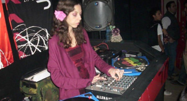 Carla Tintoré, DJ. Foto: Twitter @leogarciapop