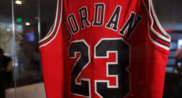 Camiseta de Michael Jordan en los Chicago Bulls. Foto: NA.