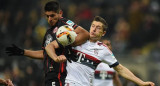 Robert Lewandowski y Carlos Zambrano. Foto: NA.