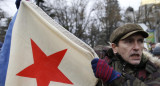 Movilización en Crimea en 2014, hombre con bandera URSS_Reuters