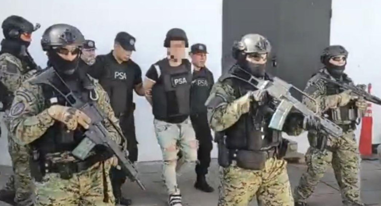 El traslado de los detenidos por la causa de CFK. Foto: captura de video.
