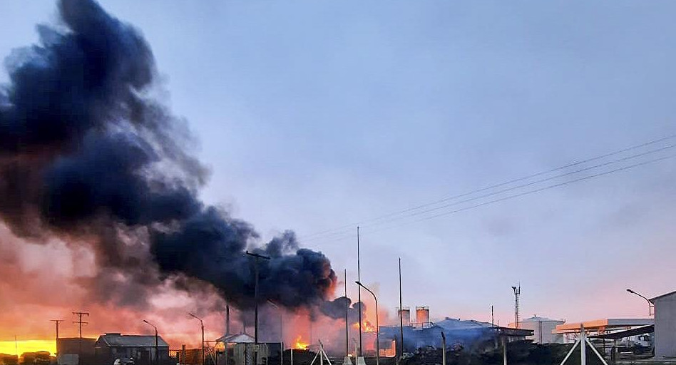 Incendio en una refinería de Neuquén. Foto: NA