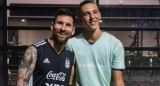 El arquero junto a Messi. Foto: Twitter/LetDesSports.