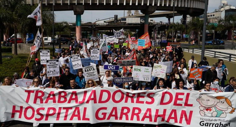 Trabajadoes del Garrahan se manifiestan ante el Ministerio de Salud. Foto:@Cele_Fierro