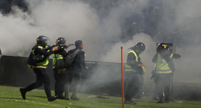 Disturbios en el estadio de Kanjuruhan, Indonesia. Foto: Reuters.