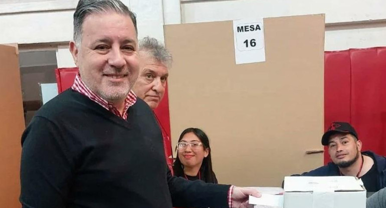 El voto de Fabián Doman, el nuevo presidente de Independiente. Foto: