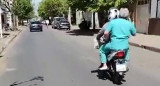 Un motoquero asiste al médico olvidado. Foto: captura de video.