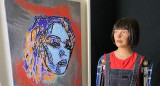 Ai-Da con una de sus obras. Foto:ai-darobot.com