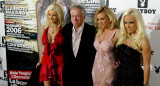 Hugh Hefner junto a las conejitas de PlayBoy. Foto NA.