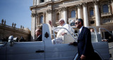 Papa Francisco saluda el día de la audiencia general semanal en la Plaza de San Pedro del Vaticano