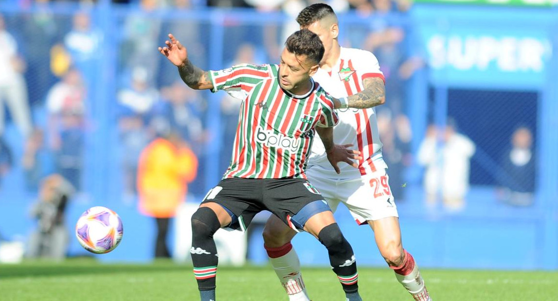 Lucas Janson contra Estudiantes de La Plata. Foto: Télam.