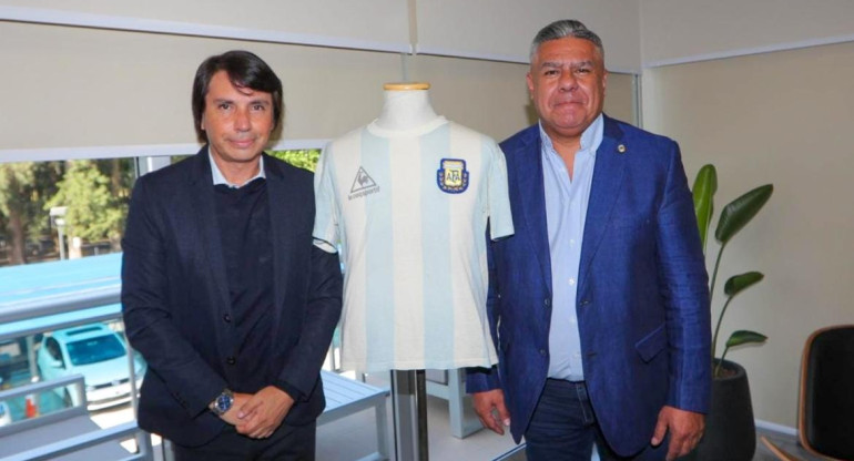 Claudio Chiqui Tapia junto a Marcelo Ordaz con la camiseta de Maradona. Foto: NA.
