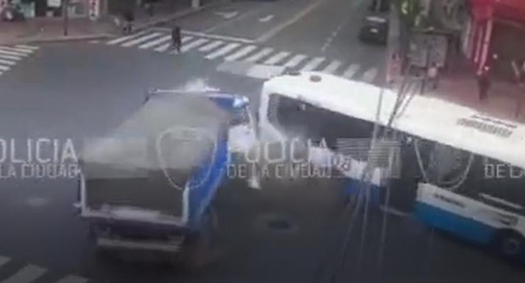 Choque entre camión y colectivo en Villa Devoto. Foto: Policía de la Ciudad