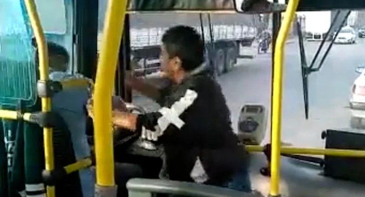 Salvaje golpiza arriba de un colectivo. Foto: captura de pantalla