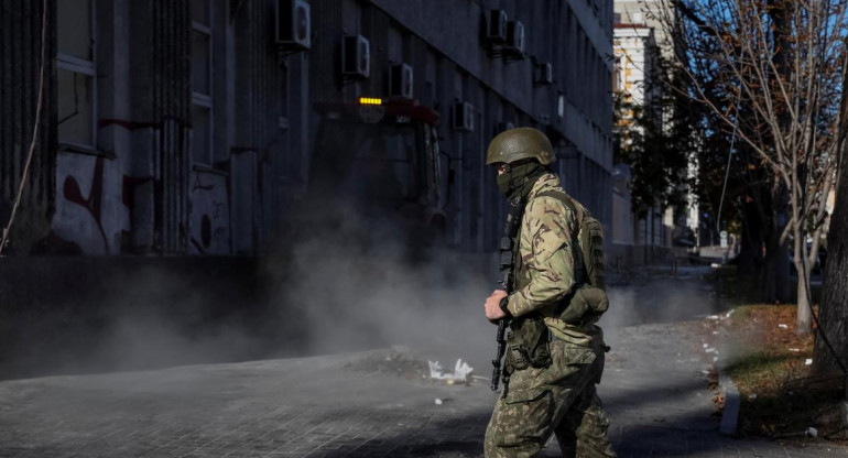 Soldado ucraniano tras ataque ruso_Reuters