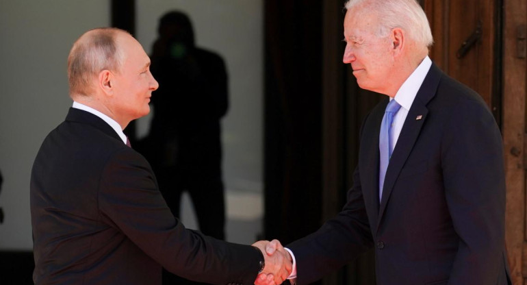 Joe Biden y Vladimir Putin. Foto: REUTERS