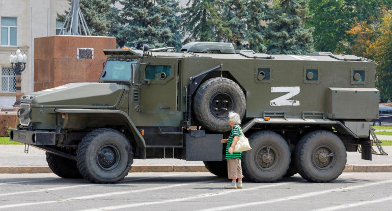 Fuerzas rusas en Jersón en medio del conflicto con Ucrania. Foto: REUTERS.