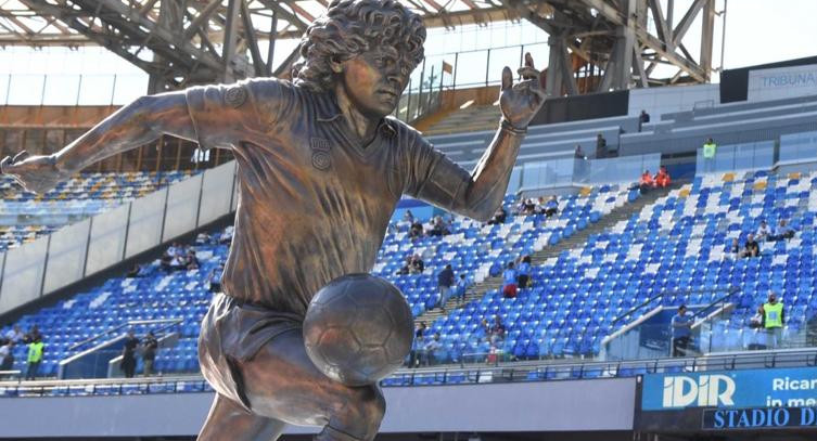 Estatua de Diego Maradona en la cancha del Napoli. Foto: Twitter.