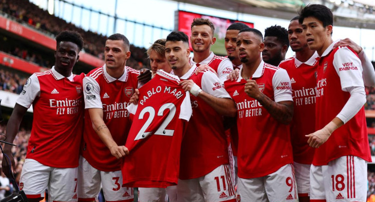 El festejo del Arsenal con apoyo a Pablo Marí. Foto: Reuters.