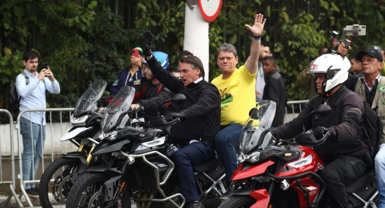 Bolsonaro junto a Tracísio Gomes de Freitas. Foto: Reuters.